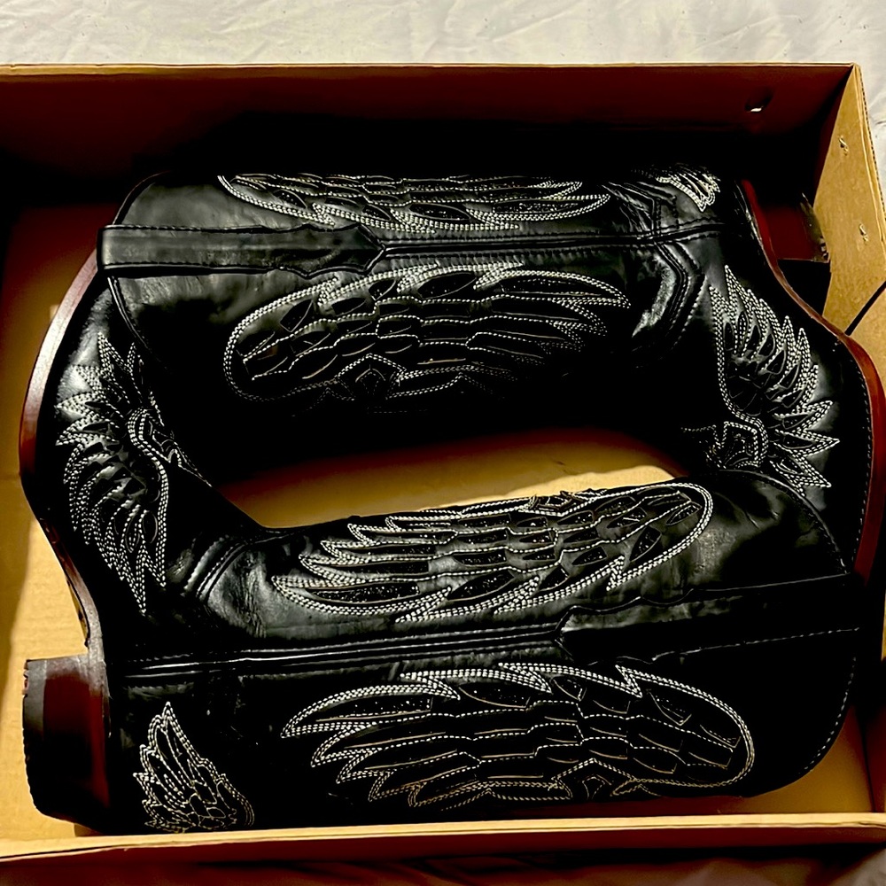Black boots & white stitching. Never worn, bought but fit big. Great condition.